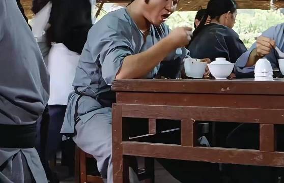 小伙的手臂被人控制,旁边的师傅一眼看出问题