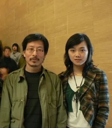 15年,罗敏跟画家冷军离婚。朋友:有钱有名没不良嗜好,为啥离婚