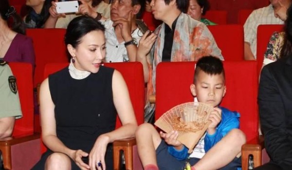 明星与孩子们之间的特别纽带：干爹干妈关系