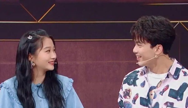 吴磊与关晓彤：童星时代友情再现的精彩瞬间