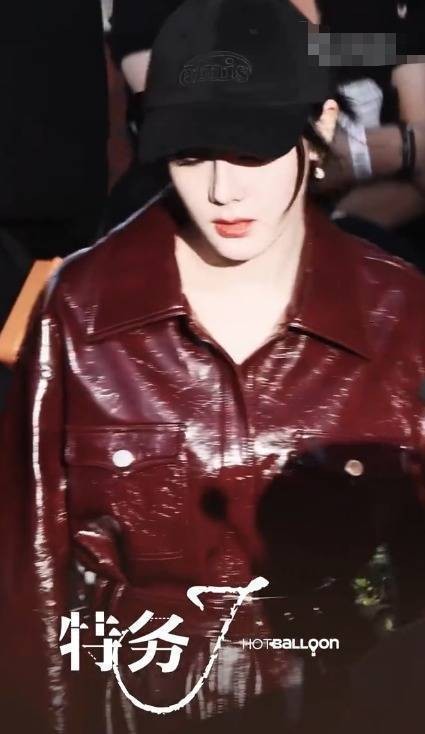 搜狐娱乐讯 近日,一组热拍摄电视剧的花絮照曝光,她身穿红色皮衣,气场拉满。