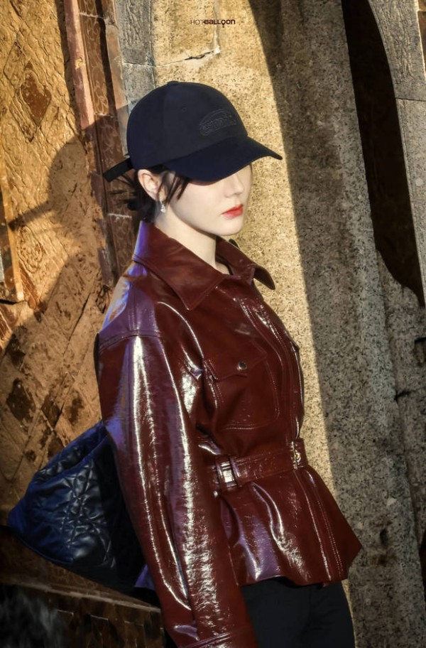 热巴五官精致。