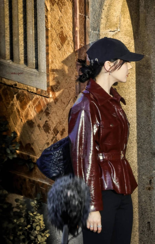 热巴的侧颜能打。