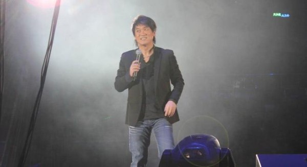 周华健30岁儿子近照曝光,看到二人同框画面,网友:好像“兄弟”!