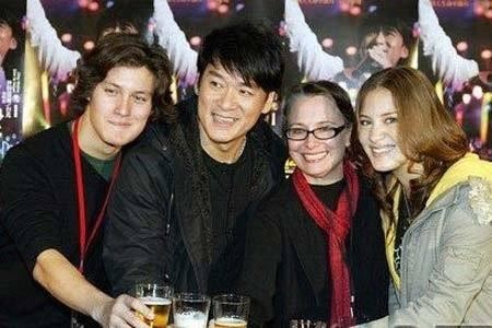 周华健老婆衰老太快,合照似母子!周华健30年不弃,对她如初