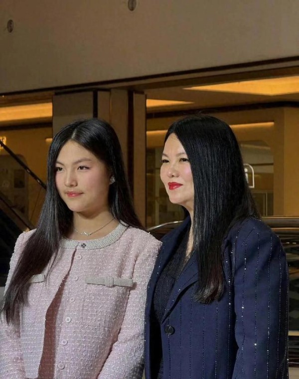 李湘带女儿王诗龄出席活动暴露真实颜值,网友:像男的穿着女装!