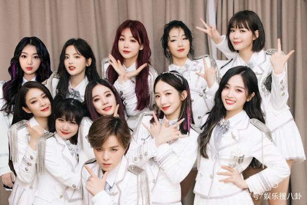 吴宣仪晒合照为杨超越庆生,亲密无间。她们的姐妹情是什么样的?