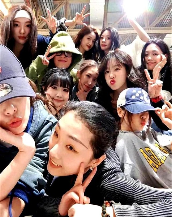 杨超越赖美云拍青苹果照，内娱闺蜜情，各打算盘？