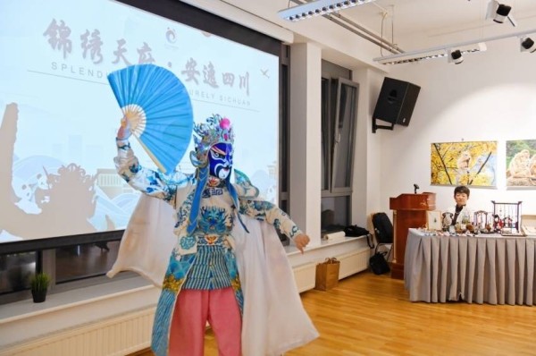 “双宝”文化亮相“锦绣天府·安逸四川”奥地利展演