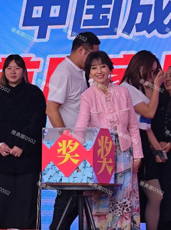 赵雅芝真不容易，72岁了还到处走穴捞金，连建材城的小活动都接