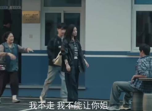 黄明昊道歉现场气场十足，秒变脸引热议