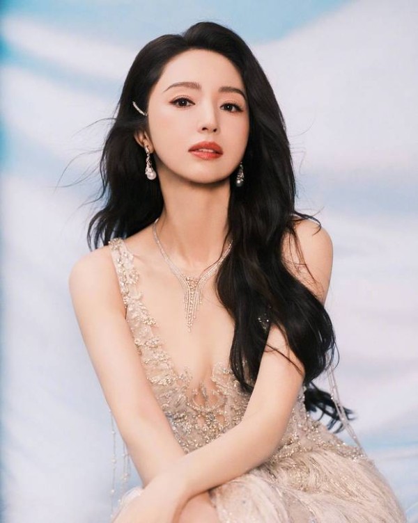 董璇眼神凌厉，气场十足。