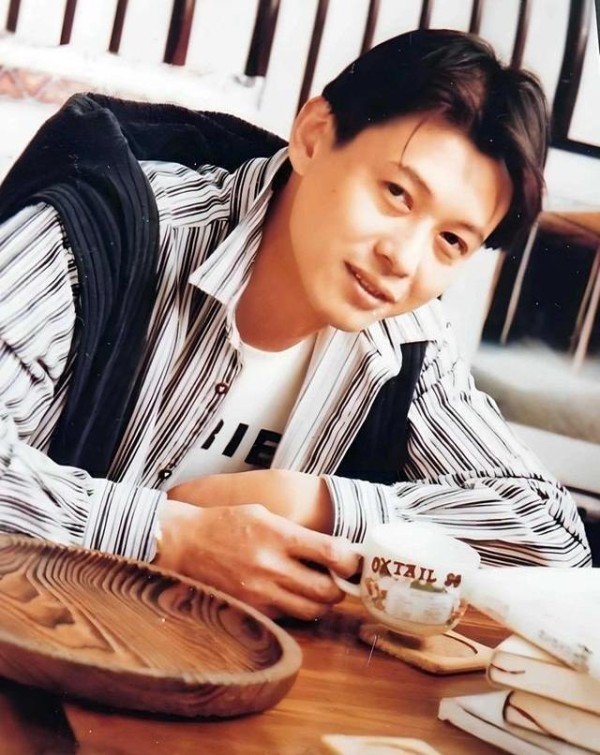 央视一哥与董卿同居6年告别，51岁再婚娇妻，如今60岁面貌大变！