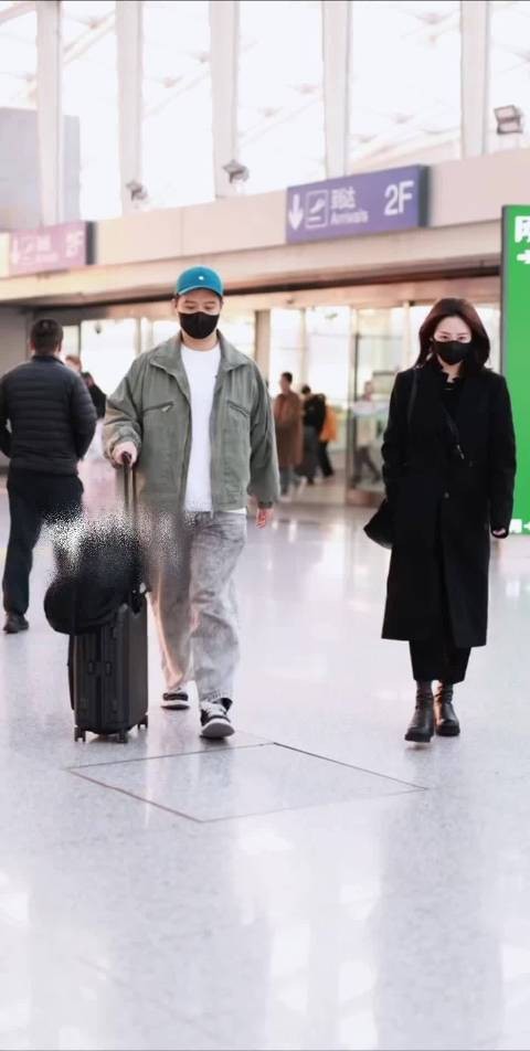 李纯马頔婚后首同框现身机场，马頔贴心拿行李