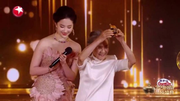 87岁吴彦姝身穿白旗袍上台，台下佟丽娅都震惊了，敬佩丨品质盛典