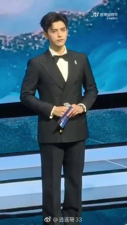 陈飞宇西装造型展成熟气质