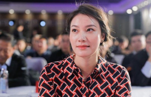 林丹谢杏芳在日本旅游,有谁注意到谢杏芳的衣服?揭示两人关系