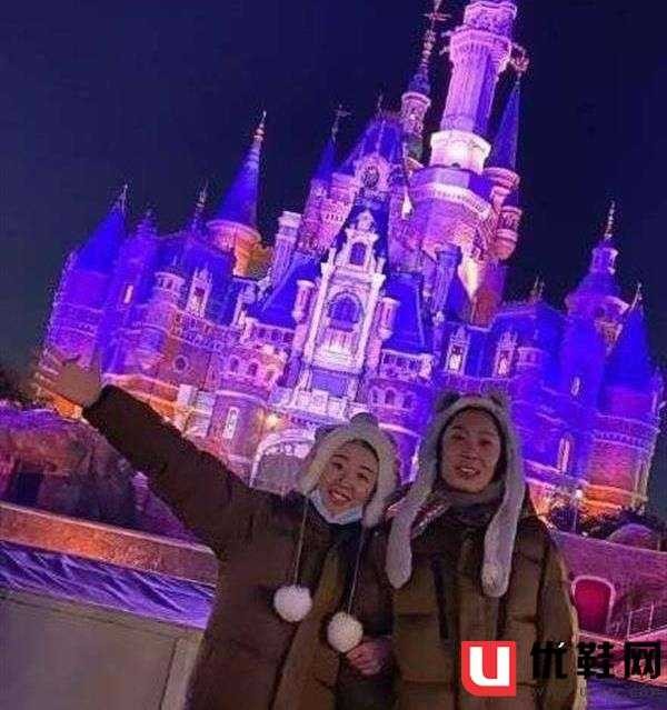 朱婷和姚迪不愧是亲闺蜜，两人同游迪士尼，不受李盈莹事件影响！