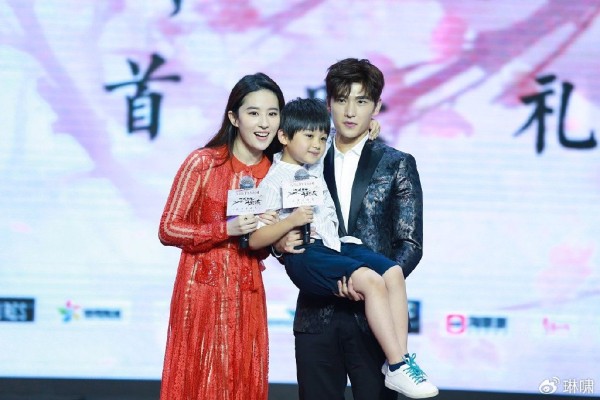 姜潮麦迪娜红毯三吻惹争议：明星夫妻公开秀恩爱的边界在哪里？