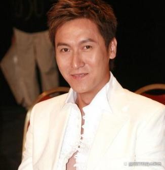 他本是一名警察，被星探发现进入娱乐圈，娶初恋老婆恩爱几十年