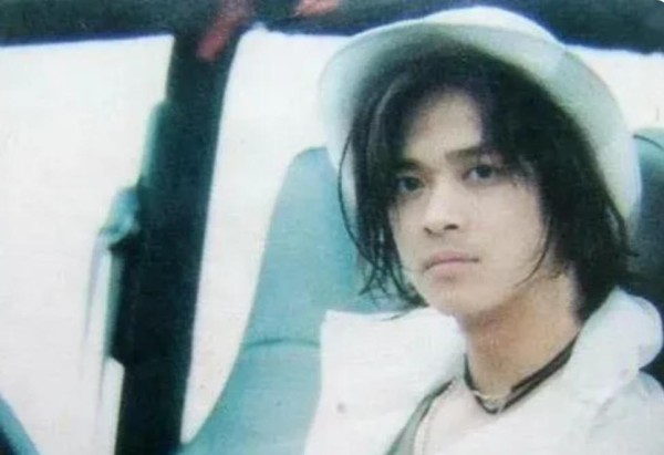 “香港小天王”陈晓东和恩师戴思聪，因为利益问题各分东西