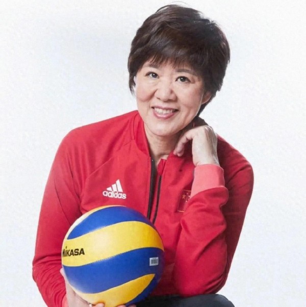 郎平携朱婷同框河南，引爆豫排全明星，清明上河园被围观，消瘦近况与暖心搀扶同屏