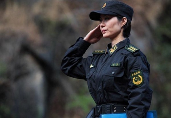 她23岁嫁给保安，26岁荣获金鹰奖，如今是少将副司令员