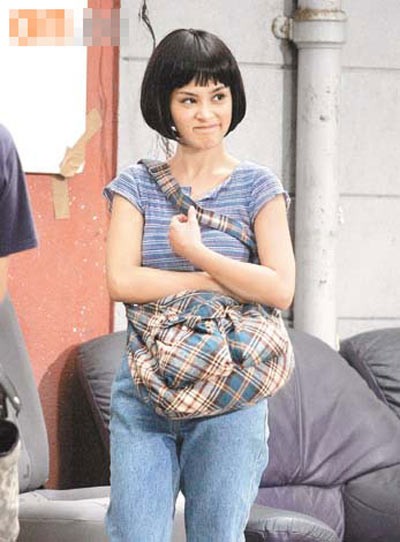 造型娘爆的阿娇，在片场主动向Juno示好。