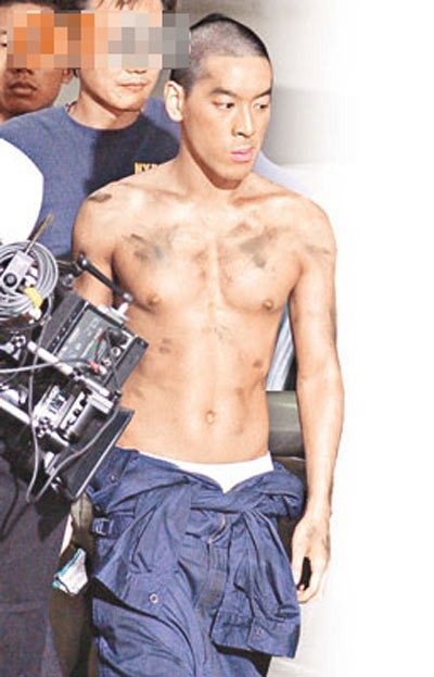 麦浚龙的身材保持的不错