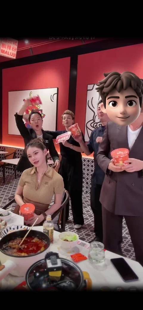 汪小菲直播中搀扶马筱梅离场，称麻六记天天大卖