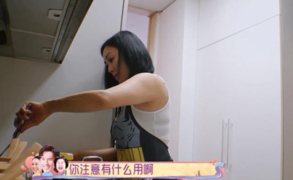 钟丽缇的姐弟恋，真的有那么美好？一个小细节暴露了夫妻真实关系