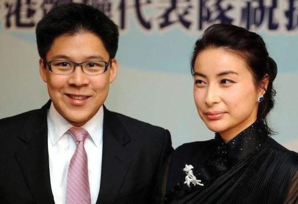 真爱与自我超越：霍启刚与郭晶晶的情感传奇