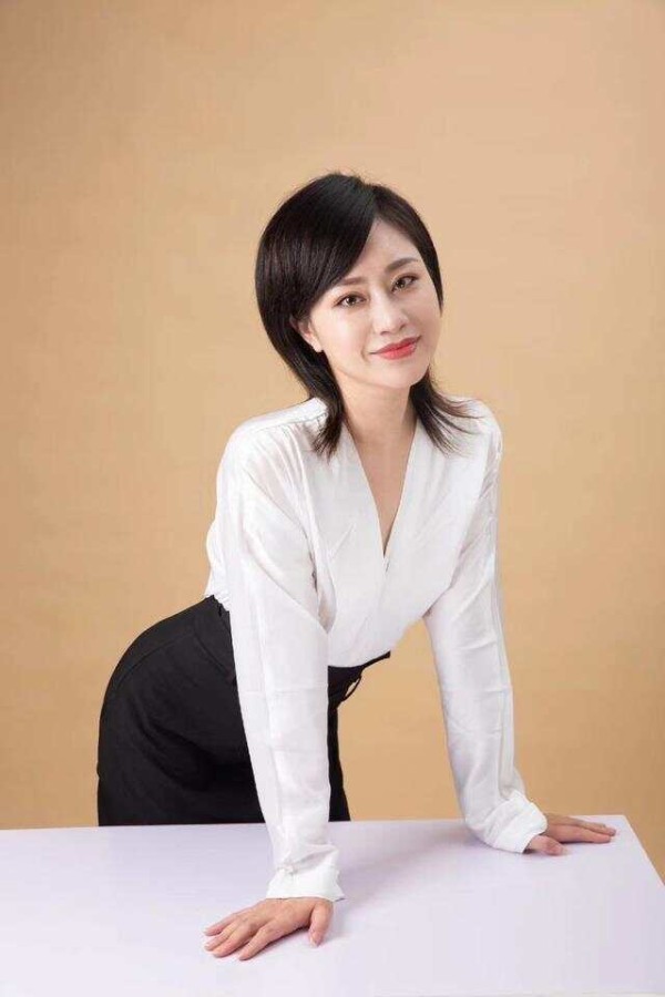 露水鸳鸯,她为慈善家李春平生了儿子,为何放下曾经的传奇爱情?