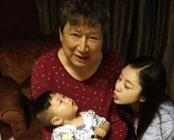 露水鸳鸯,她为慈善家李春平生了儿子,为何放下曾经的传奇爱情?