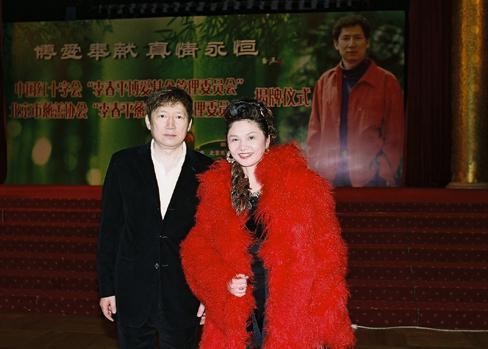 美国女影星爱上小38岁中国小伙，还将亿万财产让他继承，结果如何