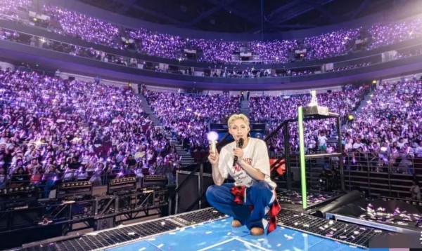 张艺兴演唱会舞蹈动作引争议 过于亲密画面动作引发部分网友反感