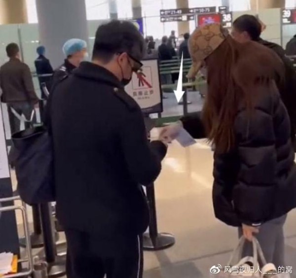 王岳伦新女友疑似花珊珊，女方身材高挑颜值高，曾被曝多次整容