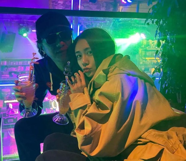 摇滚浪子郑钧与 Re芸：从对立到和谐的爱情旅程