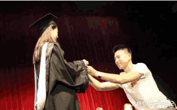 这2对明星夫妻23岁就领证, 而她没毕业就被求婚, 让人猝不及防