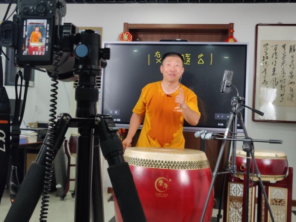 张勇在威风锣鼓直播间教授锣鼓基础知识。受访者供图