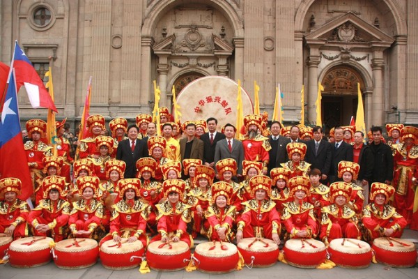 张勇和锣鼓队在智利演出。受访者供图