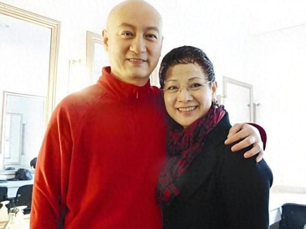 他是京剧名家,在上海京剧院遭排挤当搬运工,后与周立波恩断义绝