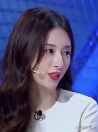 兵兵短剧：近年来已有多位明星在海外遭遇意外事件，引发社会关注

在娱乐圈这个光鲜亮丽的舞台上，明星们的一举一动总是备受瞩目。然而，近年来，多位明星在海外遭遇意外事件，不仅让粉丝揪心，也引发了社会对明星海外安全问题的广泛关注。

不久前，某知名女星在国外拍摄节目时，不幸遭遇交通事故，虽然最终化险为夷，但这一事件无疑给她的职业生涯和身心健康带来了不小的影响。无独有偶，另一位男星在海外参加活动时，也遭遇...