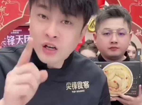 预制菜、床垫、榴莲，辛巴为什么是热搜常客？