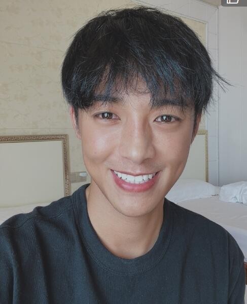 伍嘉成家里很穷？他和肖战关系如何？