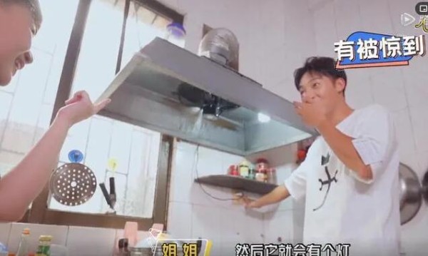 伍嘉成家里很穷？他和肖战关系如何？