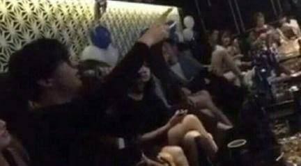 薛之谦与女子亲密唱K喂饭坐实! 何伟豪忙撇清关系, 粉丝帮倒忙!