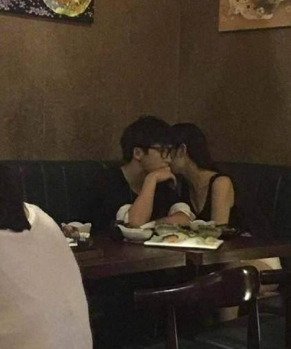 薛之谦与女子亲密唱K喂饭坐实! 何伟豪忙撇清关系, 粉丝帮倒忙!