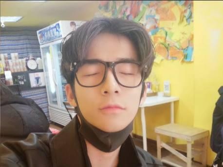 薛之谦与女子亲密唱K喂饭坐实! 何伟豪忙撇清关系, 粉丝帮倒忙!