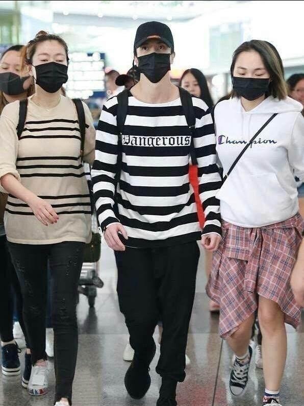 薛之谦与女子亲密唱K喂饭坐实! 何伟豪忙撇清关系, 粉丝帮倒忙!